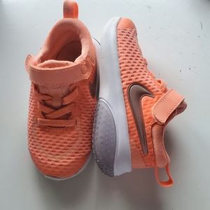 Nike size 6 coral toddler shoes